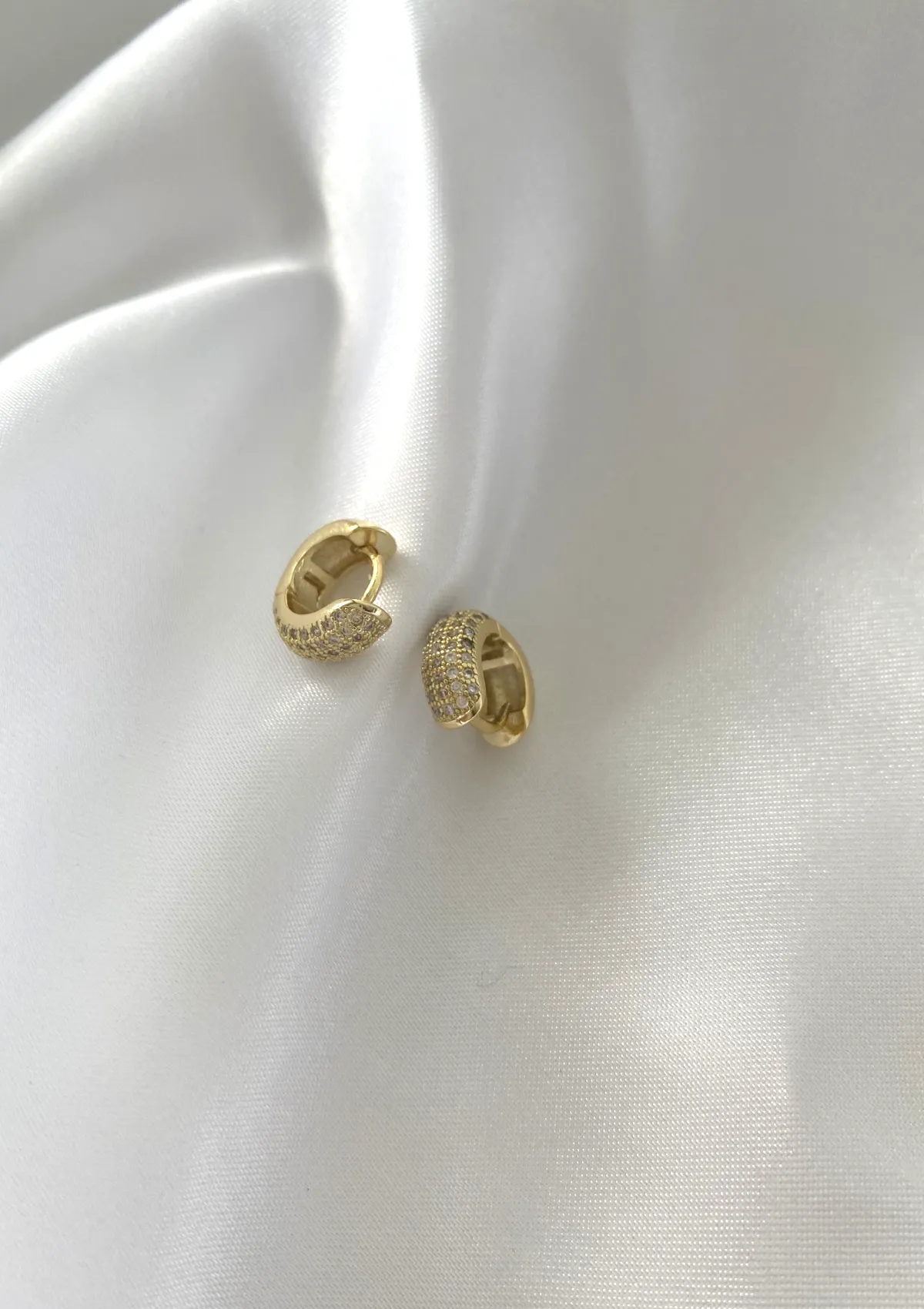 élégante Huggie Hoops